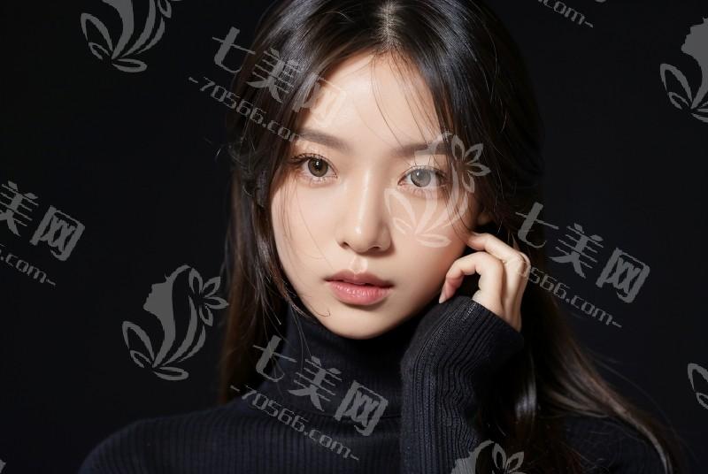 单眼皮贴双眼皮贴，眼尾处微微向外拉