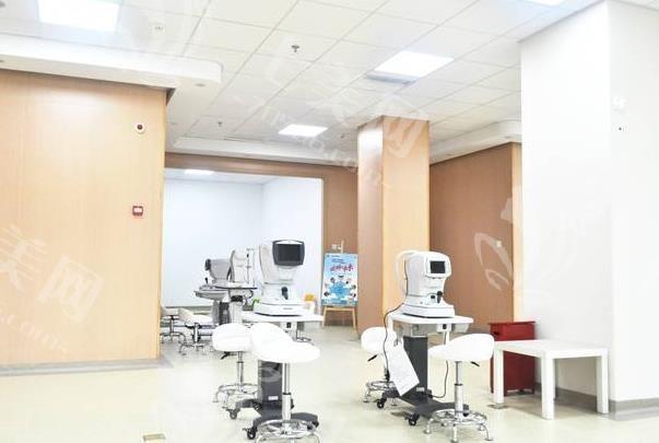 成都何氏视佳眼科医院老视手术收费高不高？收费合理且口碑可靠