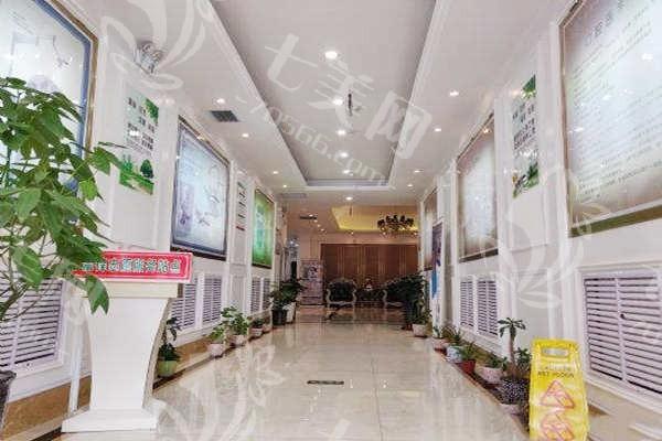 青海西宁华康口腔医院看牙费用：种植牙4000起|正畸8800+|补牙95+全解析