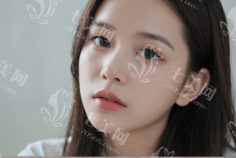 脚后跟干裂走路疼？睡前涂厚层凡士林，套棉袜过夜促进修复​