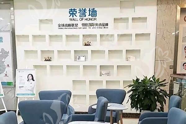 2025年四川巴中华医口腔医院收费价格表：烤瓷牙套餐800元起/全瓷牙套餐2000元起！