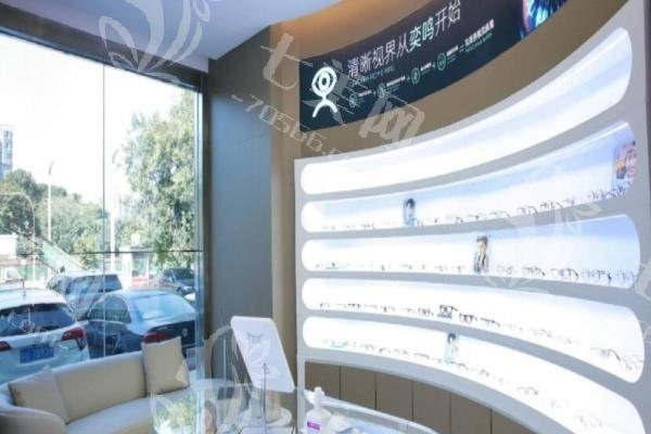 网友问西安高新奕鸣眼科医院收费高不高？查实全飞秒激光 / ICL 晶体植入 / 验光价格亲民